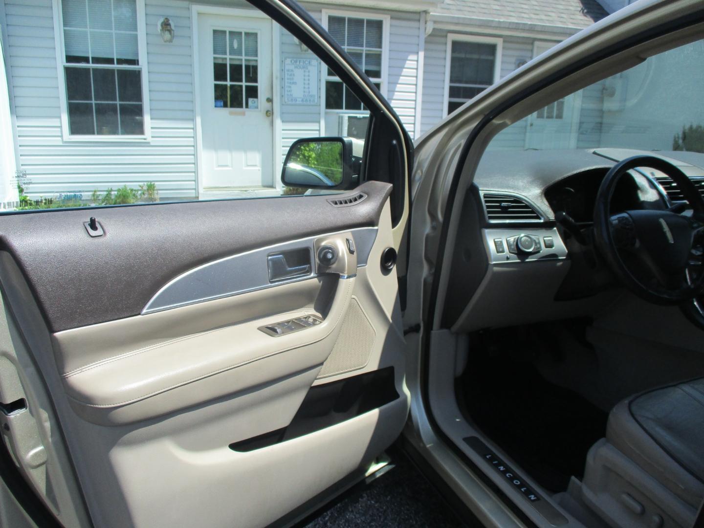 2011 GOLD Lincoln MKX (2LMDJ8JK4BB) , AUTOMATIC transmission, located at 540a Delsea Drive, Sewell, NJ, 08080, (856) 589-6888, 39.752560, -75.111206 - Photo#14